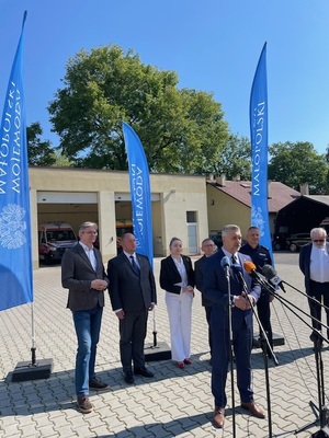 Dyrektor Powiatowej Stacji Pogotowia Ratunkowego w Tarnowie Krzysztof Krzemień zabierający głos podczas konferencji