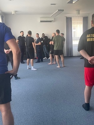 Policyjny instruktor mł. asp. Krzysztof Winkowski omawiający zagadnienia dotyczące samoobrony