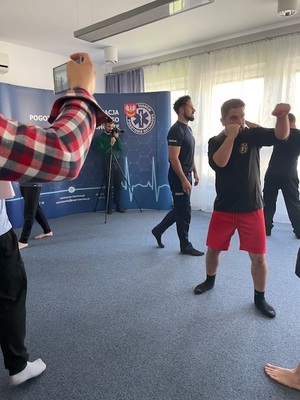 Policyjny instruktor mł. asp. Krzysztof Winkowski omawiający zagadnienia dotyczące samoobrony