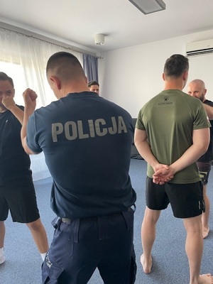 Policyjny instruktor mł. asp. Krzysztof Winkowski omawiający zagadnienia dotyczące samoobrony