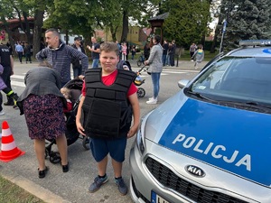 Chłopiec ubrany w sprzęt policyjny