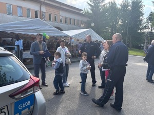 Policjanci rozmawiający z lokalną społecznością