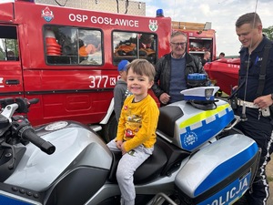 Chłopiec siedzący na motocyklu policyjnym