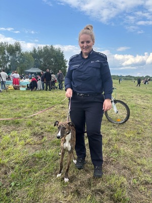 Policjantka trzymająca psa na smyczy