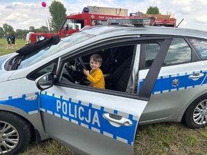 Chłopiec za kierownicą radiowozu policyjnego