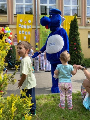 inspektor Wawelek z przedszkolakami