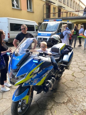 Przedszkolak siedzący na motocyklu policyjnym