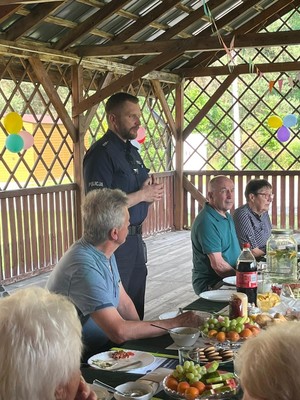 st. asp. Daniel Barnaś omawiający problematykę oszustw