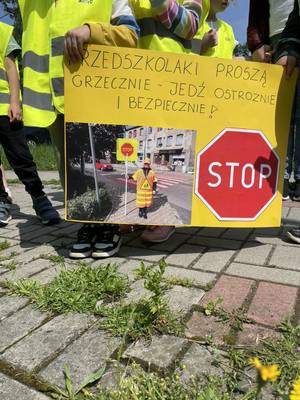 Przedszkolaki trzymające wykonany przez nie plakat