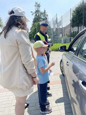 Policjant WRD i przedszkolaki rozmawiające z kierowcą