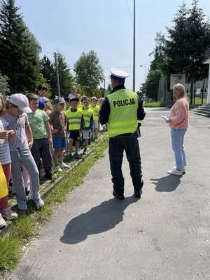Policjant WRD rozmawiający z przedszkolakami