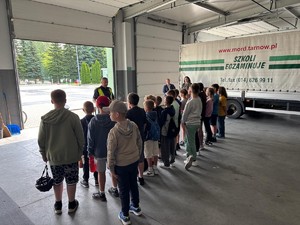 Policjant WRD instruujący uczestników egzaminu