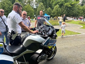 Policjant WRD rozmawiający z uczestnikami wydarzenia