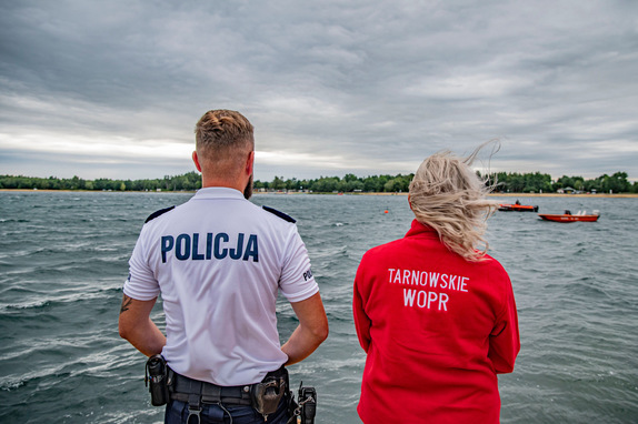 Policjant oraz ratownik WOPR