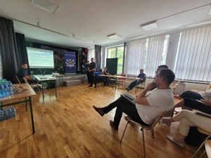 Policjant omawiający problematykę