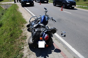 leżący motocykl na poboczu drogi - zbliżenie