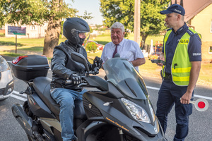 umundurowany policjant i Burmistrz Wojnicza Tadeusz Bąk podczas kontroli motocyklisty