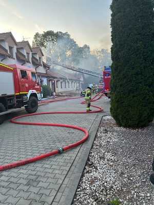 Strażacy podczas gaszenia dachu budynku