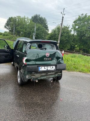 Tył uszkodzonego samochodu fiat