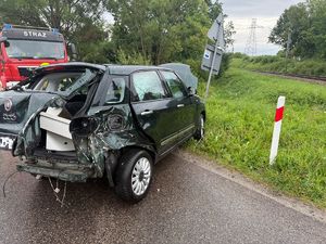 prawy bok uszkodzonego samochodu fiat