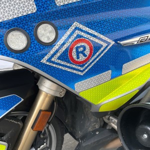 Symbol Wydziału Ruchu Drogowego na policyjnym motocyklu