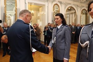 Komendant Wojewódzki gratulujący awansu policjantce.