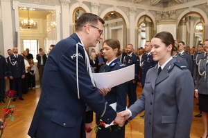 Komendant Miejski gratulujący awansu policjantce.