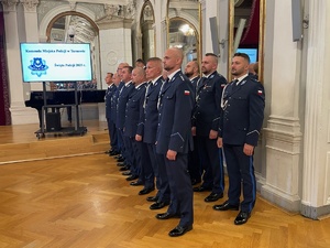 Funkcjonariusze ustawieni w dwuszeregu.