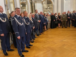 Funkcjonariusze wraz z zaproszonymi gośćmi.