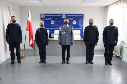 Zdjęcie nowo przyjętych policjantów wraz z komendantem Dymurą