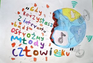 Plakat przedstawiający ziemię jak nadgryzione jabłko. Na tle ziemi imitacja kontynentów, a na nich symbole internetu. Obok kolorowe hasło &amp;amp;quot;Gdy korzystasz z Internetu bądź ostrożny młody człowieku&amp;amp;quot;