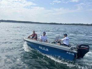 Patrol wodny na łodzi policyjnej wraz z ratownikiem WOPR