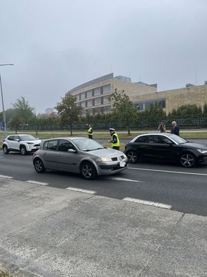 Policjantka WRD, wicemarszałek i woj. małopolskiego rozdający ulotki informacyjne kierowcom