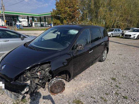 samochód osobowy Renault uszkodzony