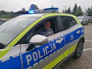 Andrzej w radiowozie policyjnym