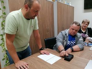 Andrzej wykonujący odbitki daktyloskopijne