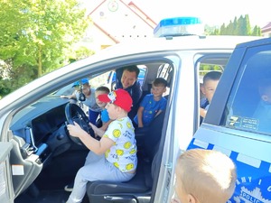 dzieci w policyjnym radiowozie 2