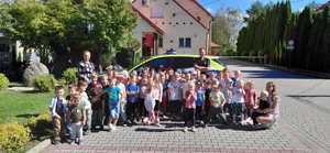 grupa przedszkolaków wraz dzielnicowym