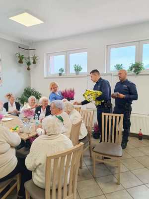dzielnicowi rozdający kamizelki odblaskowe 2