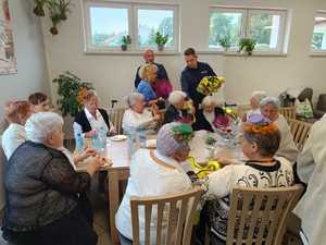 dzielnicowi rozdający kamizelki odblaskowe