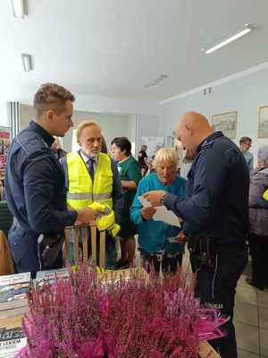 dzielnicowi rozmawiający z seniorami