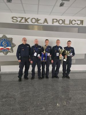 komendant wraz policjantami kryminalnymi