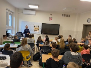 policjantka prowadząca prelekcje 2