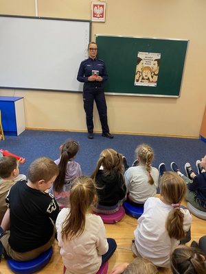 policjantka prowadząca prelekcje