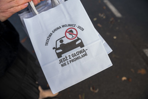 dzielnicowy wraz z pracownikiem gminy przekazujący informacje dotyczące akcji