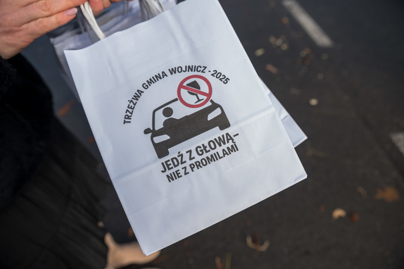 dzielnicowy wraz z pracownikiem gminy przekazujący informacje dotyczące akcji