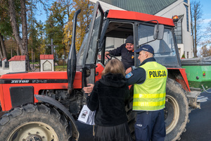 dzielnicowy wraz z pracownikiem gminy przekazujący informacje dotyczące akcji