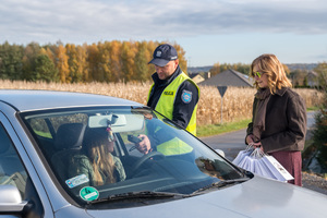 dzielnicowy wraz z pracownikiem gminy przekazujący informacje dotyczące akcji