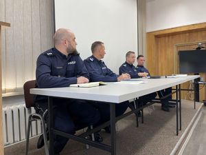 Komendant Miejski Policji w Tarnowie podczas spotkania z kierownictwem oraz policjantami Komisariatu Tarnów Centrum