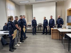 Komendant Miejski Policji w Tarnowie podczas spotkania z kierownictwem oraz policjantami Komisariatu Tarnów Centrum